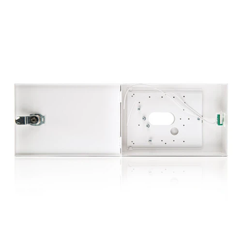 Metalowa obudowa natynkowa w kolorze białym, z otwartymi drzwiczkami ukazującymi wnętrze z otworami montażowymi. Produkt posiada zamek i jest przeznaczony do instalacji elektrycznych.