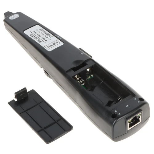 Czarny tester kabli z otwartą komorą na dwie baterie AA, obok leży zdjęta pokrywa. Urządzenie posiada port RJ45 na jednym końcu.