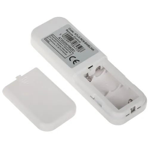 Na zdjęciu znajduje się biały pojemnik na baterie 2 x 1,5V AAA z otwartą pokrywą, ukazujący miejsce na baterie. Obok pojemnika leży zdjęta pokrywa, a na pojemniku widoczna jest naklejka z kodem i informacjami technicznymi.