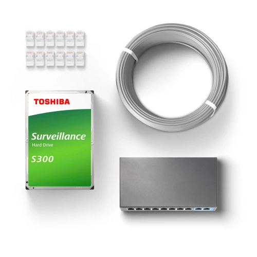 Na zdjęciu znajduje się zestaw akcesoriów do monitoringu, w tym dysk twardy Toshiba Surveillance S300, szary kabel sieciowy, osiem wtyczek RJ45 oraz czarny switch sieciowy. Elementy są rozmieszczone na białym tle.