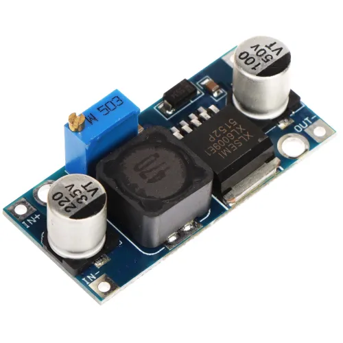 Moduł przetwornicy DC-DC XL6009 z niebieskim potencjometrem i dwoma kondensatorami elektrolitycznymi na zielonej płytce drukowanej. Widoczne są również inne elementy elektroniczne, takie jak cewka indukcyjna i układ scalony.