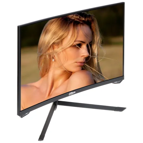 Zakrzywiony monitor Dahua z cienkimi ramkami wyświetla obraz kobiety na ekranie. Monitor stoi na eleganckiej, czarnej podstawie w kształcie litery V.