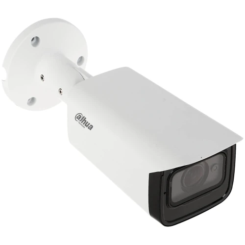 Biała kamera monitoringu z logo Dahua, zamontowana na ściennym uchwycie. Obiektyw kamery jest osłonięty czarną ramką.