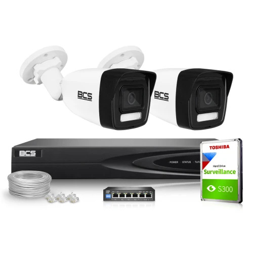 Na zdjęciu znajduje się zestaw do monitoringu, w skład którego wchodzą dwie kamery BCS, rejestrator, dysk twardy Toshiba oraz akcesoria takie jak kabel i wtyki. Wszystkie elementy są ułożone na białym tle, co podkreśla ich profesjonalny wygląd.