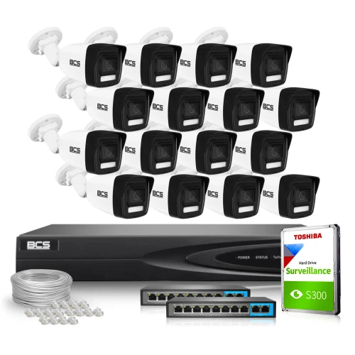 Na zdjęciu znajduje się zestaw monitoringu składający się z szesnastu kamer BCS, rejestratora, dysku twardego Toshiba oraz akcesoriów takich jak kable i złącza. Kamery są ułożone w czterech rzędach, a poniżej znajdują się rejestrator, dysk i inne elementy zestawu.