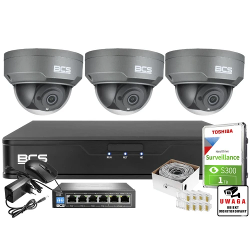 Zestaw monitoringu wideo składa się z trzech kamer kopułkowych BCS, rejestratora, dysku twardego Toshiba 1 TB oraz akcesoriów montażowych. W komplecie znajduje się również zasilacz, switch sieciowy i naklejka informująca o monitorowanym obiekcie.