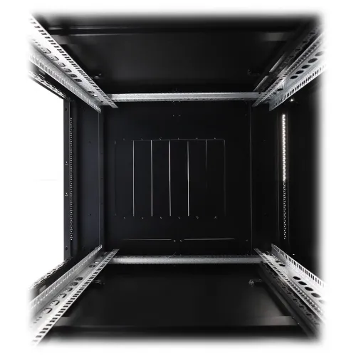 Widok wnętrza szafy serwerowej z góry, ukazujący 12 przepustów kablowych. Konstrukcja wykonana z metalu, z wyraźnie widocznymi szynami montażowymi po bokach.