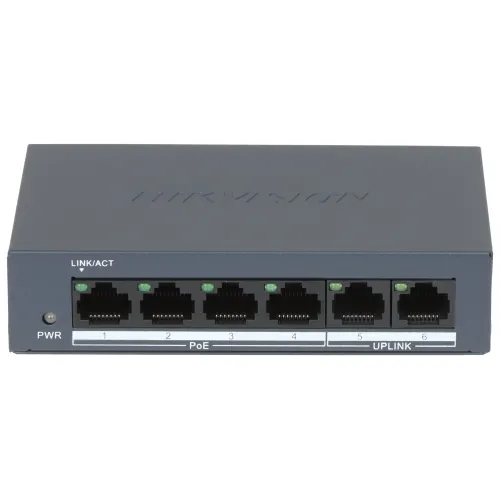 Na zdjęciu znajduje się czarny panel przedni przełącznika sieciowego Hikvision z sześcioma portami Ethernet, z których cztery są oznaczone jako PoE. Po lewej stronie panelu znajdują się diody LED oznaczone jako PWR i LINK/ACT.