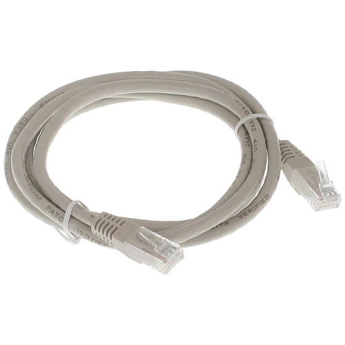 Szary patchcord o długości 15 metrów z wtykami RJ45 na obu końcach. Kabel jest zawiązany w pętlę i posiada oznaczenia techniczne na powierzchni.