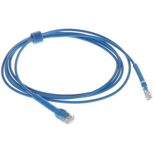 Na zdjęciu znajduje się niebieski patchcord o długości 2 metrów z wtykami RJ45 na obu końcach. Kabel jest zwinięty i zabezpieczony niebieską opaską z rzepem.