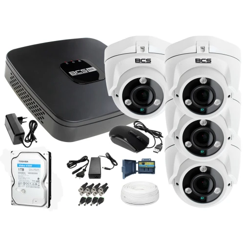 Zestaw do monitoringu składa się z czterech białych kamer BCS, rejestratora, dysku twardego Toshiba 1TB oraz akcesoriów takich jak zasilacz, myszka i kable. Wszystkie elementy są rozmieszczone na białym tle, prezentując kompletny system do nadzoru wizyjnego.