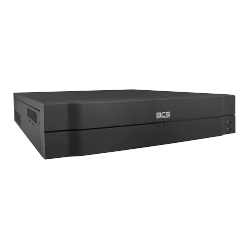 Czarny rejestrator IP BCS L-NVR3208 o prostokątnym kształcie z widocznym logo BCS na przednim panelu. Urządzenie ma gładką powierzchnię i minimalistyczny design.