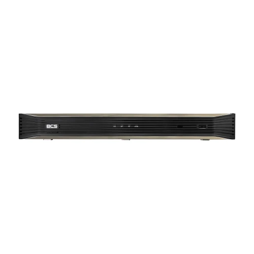 Rejestrator IP BCS P-NVR1602 w czarnej obudowie z logo BCS na przednim panelu. Urządzenie posiada minimalistyczny design z kilkoma przyciskami i portem USB na froncie.