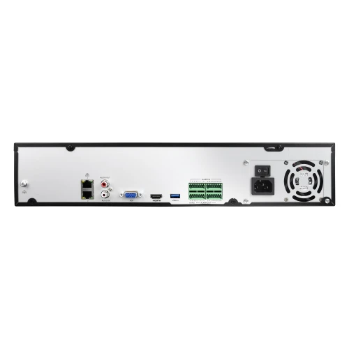 Tył rejestratora IP BCS P-NVR3208 z różnymi portami i złączami, w tym HDMI, USB, Ethernet oraz złączami audio. Widoczny jest również wentylator chłodzący i gniazdo zasilania.