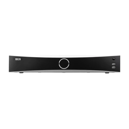 Rejestrator IP BCS V-NVR3204 w kolorze czarnym z centralnym okrągłym przyciskiem na przednim panelu. Po prawej stronie znajdują się dwa porty USB i przycisk zasilania.