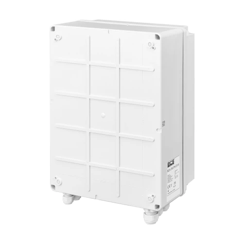 Na zdjęciu znajduje się biały, prostokątny switch PoE BCS UPS-IP4-Z-E-S z widocznymi oznaczeniami producenta na etykiecie. Urządzenie ma solidną obudowę z wyraźnymi liniami i dwoma złączami na dole.