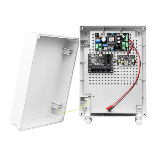 Na zdjęciu znajduje się otwarta obudowa zasilacza UPS BCS z widocznymi komponentami elektronicznymi, w tym płytką drukowaną i złączami. Obudowa jest w kolorze białym, a wewnętrzne elementy są starannie rozmieszczone.