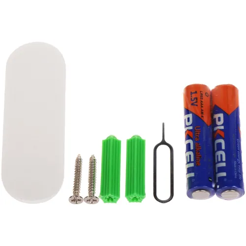 Na zdjęciu znajduje się zestaw akcesoriów, w skład którego wchodzą dwie baterie PKCELL, dwa zielone kołki rozporowe, dwie srebrne śruby, metalowy kluczyk oraz biały, owalny element. Wszystkie przedmioty są ułożone na białym tle.