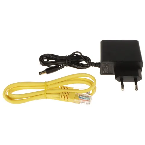 Na zdjęciu znajduje się czarny zasilacz sieciowy z wtyczką oraz żółty kabel sieciowy z wtykami RJ-45. Oba elementy są ułożone na białym tle.