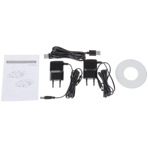 Na zdjęciu znajduje się zestaw do przedłużania sygnału HDMI przez kabel sieciowy, który obejmuje dwa zasilacze, kabel USB, płytę CD oraz instrukcję obsługi. Elementy są rozłożone na białym tle, co ułatwia ich identyfikację.
