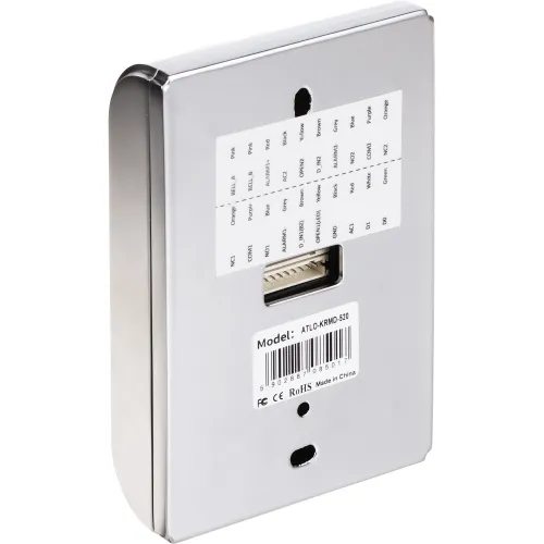 Zdjęcie przedstawia tylną część metalowego urządzenia z widocznymi złączami i etykietą modelu ATLO-KRMD-520. Na etykiecie znajdują się informacje o numerze seryjnym, certyfikatach oraz kraju produkcji.