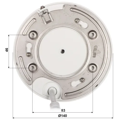 Zdjęcie przedstawia okrągłą podstawę montażową kamery z widocznymi otworami na śruby i oznaczeniami wymiarów. Na dole znajduje się przewód wychodzący z obudowy.