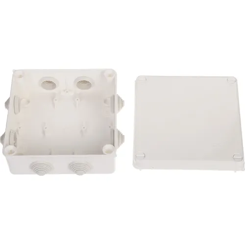 Na zdjęciu znajduje się otwarta, biała puszka elektryczna z widocznymi otworami na przewody oraz osobno leżąca pokrywa. Puszka ma kilka wejść na kable z gumowymi uszczelkami, a pokrywa jest gładka z oznaczeniami IP55.