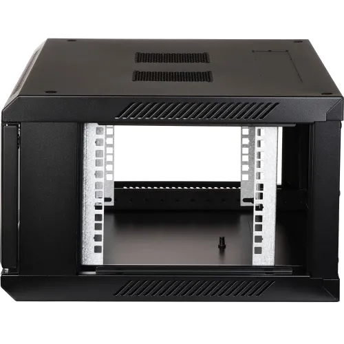 Czarna obudowa rackowa widziana z przodu, bez zamontowanych bocznych ścian i tylnej pokrywy. Wewnątrz widoczne są metalowe szyny montażowe.