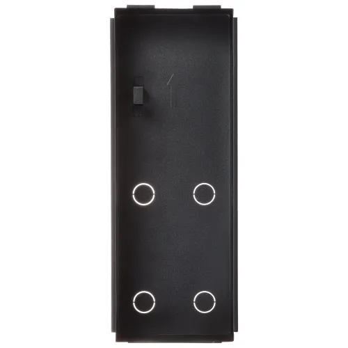 Czarny, prostokątny panel montażowy z czterema okrągłymi otworami i jednym przełącznikiem po lewej stronie. Panel ma gładką powierzchnię i jest przeznaczony do montażu w systemach elektrycznych.