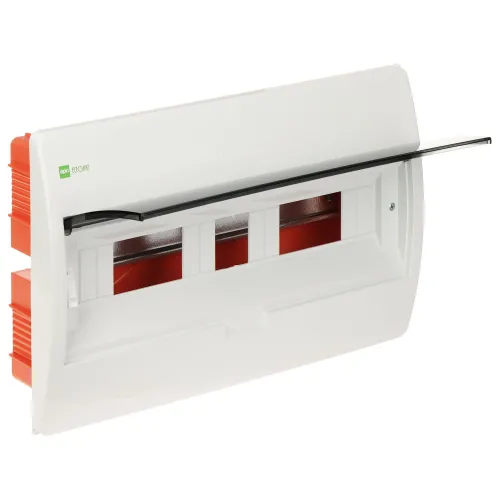 Na zdjęciu znajduje się biały, plastikowy rozdzielacz elektryczny z trzema otworami na moduły, widoczny z przodu. Rozdzielacz ma przezroczystą, czarną pokrywę, która jest lekko uniesiona.