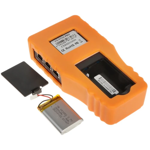 Pomarańczowe urządzenie z trzema portami sieciowymi i miejscem na baterię, obok którego leży bateria oraz pokrywa. Urządzenie posiada etykietę z informacjami technicznymi.