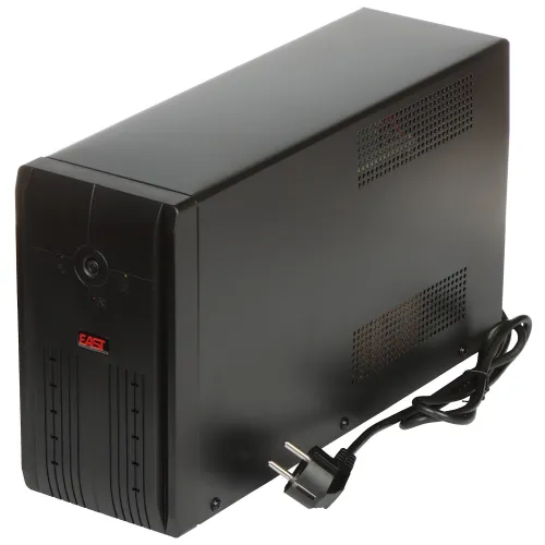 Czarny zasilacz UPS marki EAST z widocznym panelem przednim i logo, obok którego leży odłączony kabel zasilający. Obudowa ma perforacje po bokach, co zapewnia wentylację urządzenia.