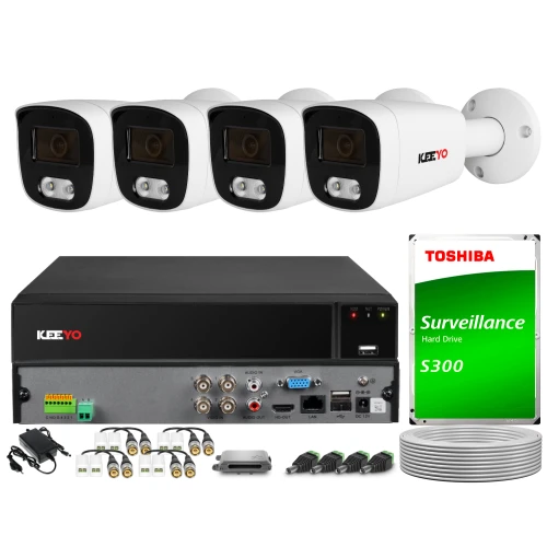 Zestaw do monitoringu składający się z czterech kamer, rejestratora, dysku twardego Toshiba S300 oraz akcesoriów montażowych. Kamery i rejestrator są oznaczone logo KEEYO, a zestaw zawiera również kable i zasilacz.