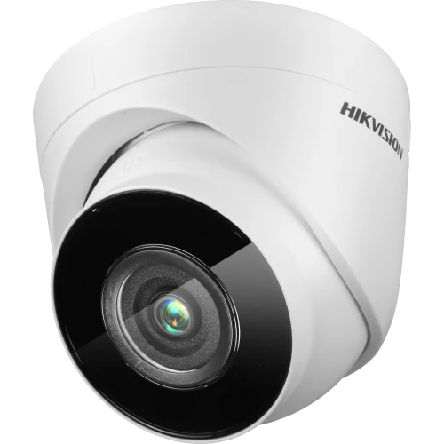 Na zdjęciu znajduje się biała kamera monitoringu marki Hikvision z czarnym obiektywem. Kamera ma nowoczesny, kopułowy kształt i jest przeznaczona do montażu sufitowego.