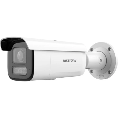 Na zdjęciu znajduje się biała kamera monitoringu marki Hikvision z czarnymi detalami, zamontowana na ścianie. Kamera ma prostokątny kształt i jest wyposażona w obiektyw oraz diody LED.