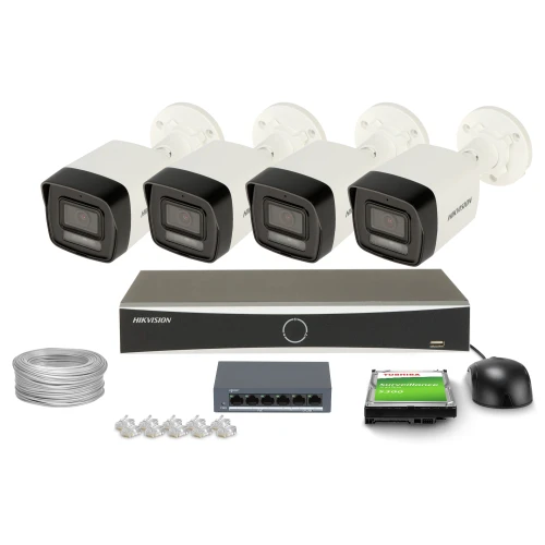 Na zdjęciu znajduje się zestaw do monitoringu, który obejmuje cztery kamery, rejestrator, myszkę, dysk twardy, kabel oraz złącza. Wszystkie elementy są ułożone na białym tle, co podkreśla ich profesjonalny wygląd.