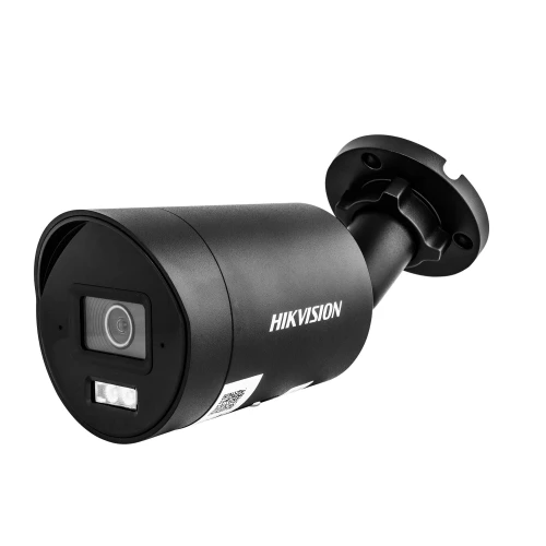 Czarna kamera monitoringu marki Hikvision z cylindrycznym korpusem i obiektywem umieszczonym centralnie. Kamera posiada również wbudowane oświetlenie LED i jest zamontowana na regulowanym uchwycie.