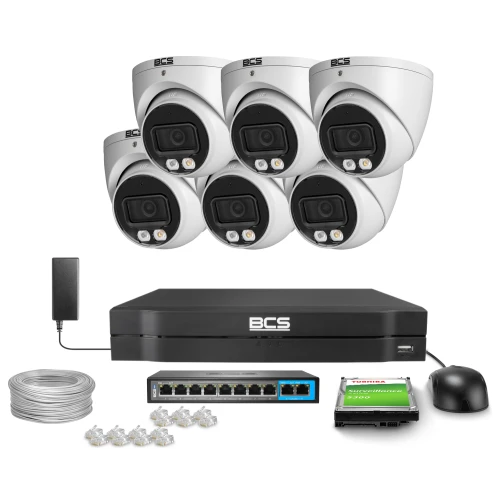 Zestaw do monitoringu składający się z sześciu białych kamer BCS, rejestratora, dysku twardego, kabla, wtyków oraz switcha. Elementy są rozmieszczone na białym tle, prezentując kompletny system zabezpieczeń.