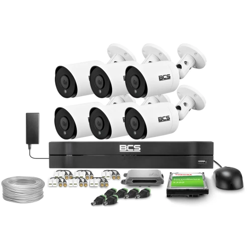 Zestaw do monitoringu składający się z sześciu kamer BCS, rejestratora, dysku twardego, zasilacza oraz niezbędnych kabli i złączek. Wszystkie elementy są uporządkowane i widoczne na białym tle.