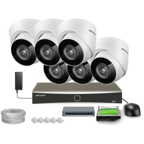 Zestaw do monitoringu składający się z sześciu kamer, rejestratora, dysku twardego, zasilacza, kabla, switcha i złączek. Kamery są białe, kopułkowe, a rejestrator ma czarną obudowę z logo Hikvision.