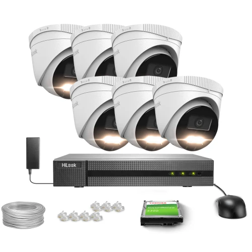 Zestaw do monitoringu składający się z sześciu białych kamer kopułkowych, rejestratora HiLook, dysku twardego Toshiba, kabla, wtyków RJ45 i myszki. Kamery są ustawione w dwóch rzędach, a pozostałe elementy zestawu rozmieszczone są poniżej.