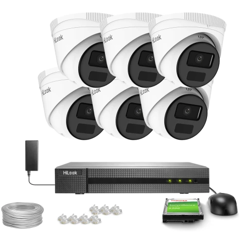 Zestaw do monitoringu składający się z sześciu białych kamer kopułkowych, rejestratora, dysku twardego, zasilacza, kabla oraz złączek. Kamery i akcesoria są ułożone na białym tle, prezentując kompletny system zabezpieczeń.
