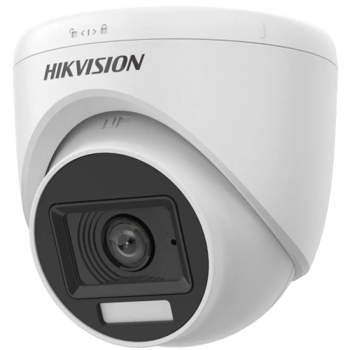 Na zdjęciu znajduje się biała, kopułkowa kamera monitoringu marki Hikvision z widocznym obiektywem i logo producenta. Kamera ma nowoczesny design i jest przeznaczona do montażu sufitowego.