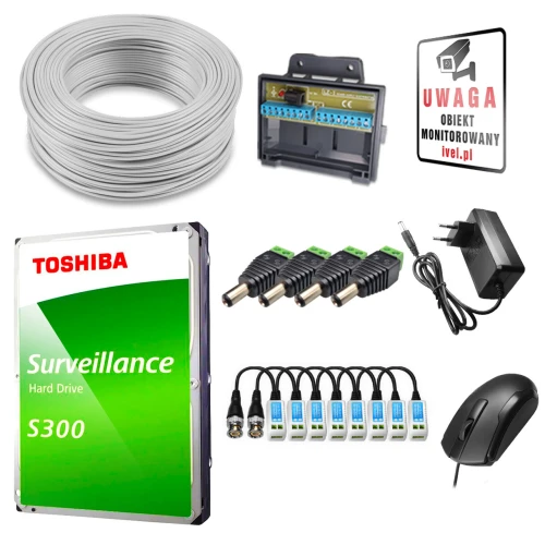 Zestaw do monitoringu zawiera dysk twardy Toshiba S300, przewód, zasilacz, myszkę, rozdzielacz zasilania oraz tabliczkę informacyjną o monitoringu. W skład zestawu wchodzą również złącza i moduł do zarządzania połączeniami.