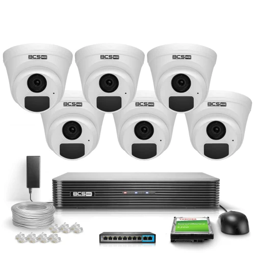 Na zdjęciu znajduje się zestaw do monitoringu IP, składający się z sześciu białych kamer kopułkowych, rejestratora, kabla, myszki oraz akcesoriów montażowych. Kamery i rejestrator są oznaczone logo BCS, a zestaw jest przeznaczony do profesjonalnego nadzoru wizyjnego.