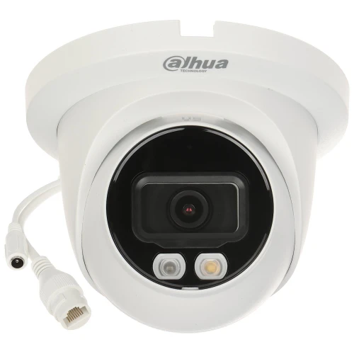 Biała kamera monitoringu IP marki Dahua z widocznym obiektywem i dwoma diodami LED na czarnym tle wewnętrznym. Kamera posiada przewód z wtyczkami do podłączenia.