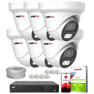 Zestaw do monitoringu IP składający się z pięciu białych kamer, rejestratora, dysku twardego Toshiba 1TB oraz akcesoriów montażowych. Kamery mają nowoczesny design i są oznaczone logo KEEYO.