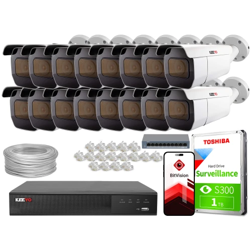 Na zdjęciu znajduje się zestaw do monitoringu, który obejmuje dwanaście kamer, rejestrator, dysk twardy Toshiba oraz akcesoria takie jak kable i złącza. Kamery są ustawione w dwóch rzędach, a obok nich widoczne są dodatkowe elementy zestawu.