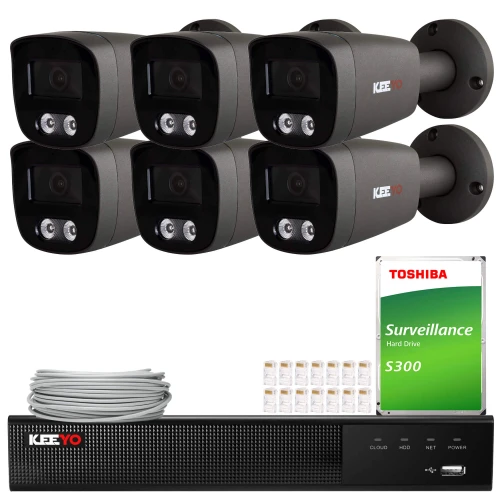 Zestaw do monitoringu IP składający się z sześciu czarnych kamer, rejestratora, dysku twardego Toshiba oraz kabla i złączek. Kamery mają cylindryczny kształt i są przeznaczone do montażu na ścianie.
