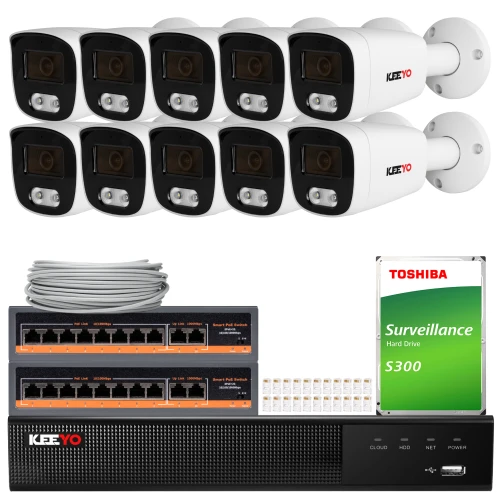 Zestaw do monitoringu składający się z dziesięciu kamer, dwóch switchów, dysku twardego Toshiba oraz rejestratora. W tle widoczny jest również zwój kabla i zestaw złączek.